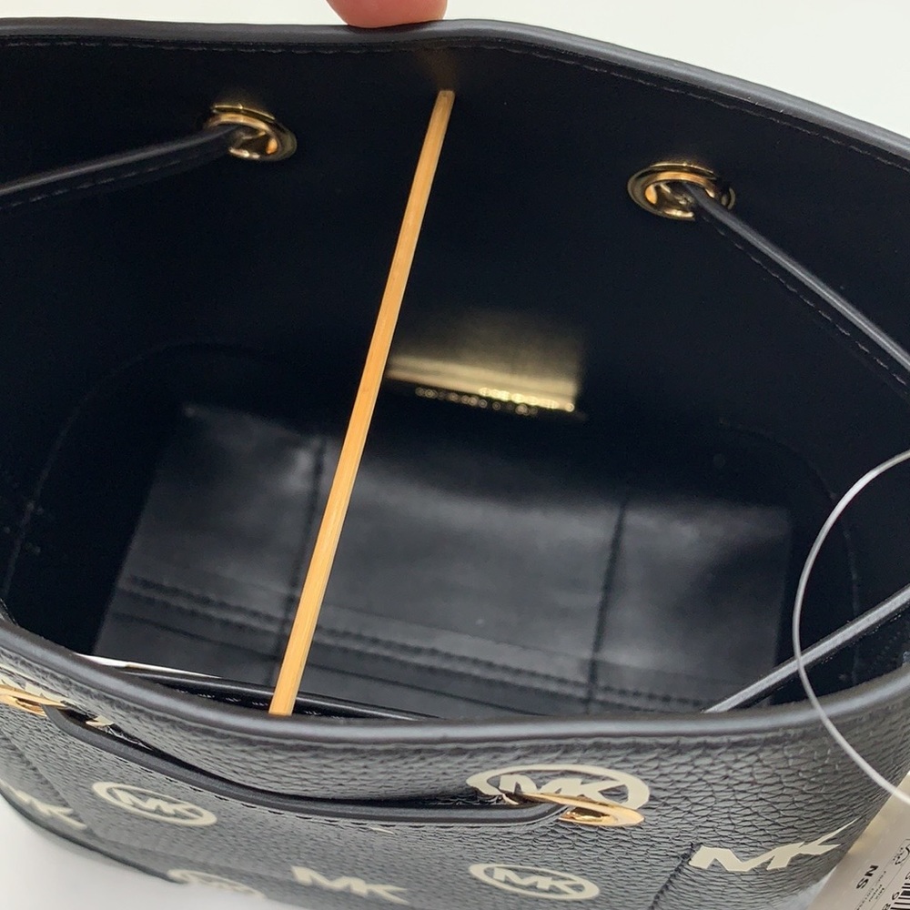 MICHAEL KORS
Mercer Small Logo Embossed Leather Bucket Bag
COLOR BLACK - Picture 12 of 15